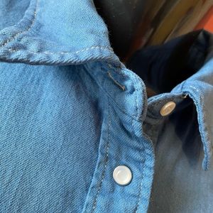 Vintage Women’s Levi’s Denim Button Down ( Medium )